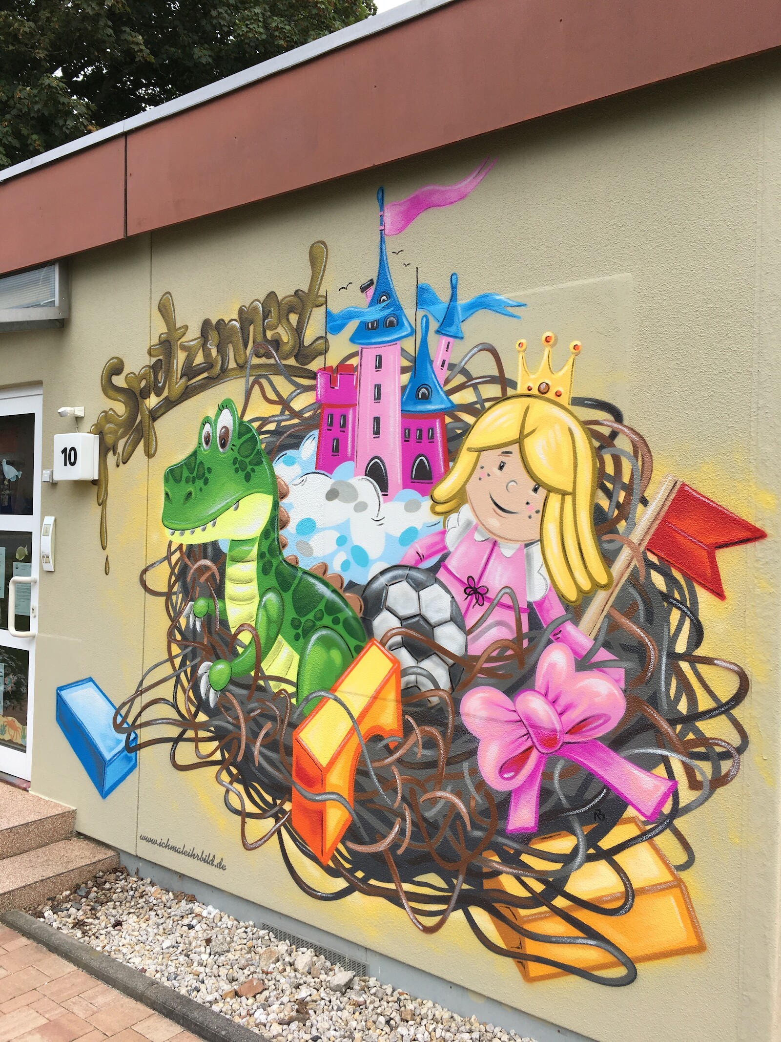 kita_spatzennest_nest_mit_spielzeug_fassade.jpg