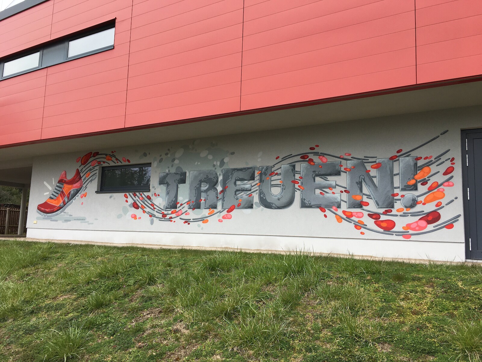 treuen_leichtathletik_turnhalle_schuh_sport_schule.jpg