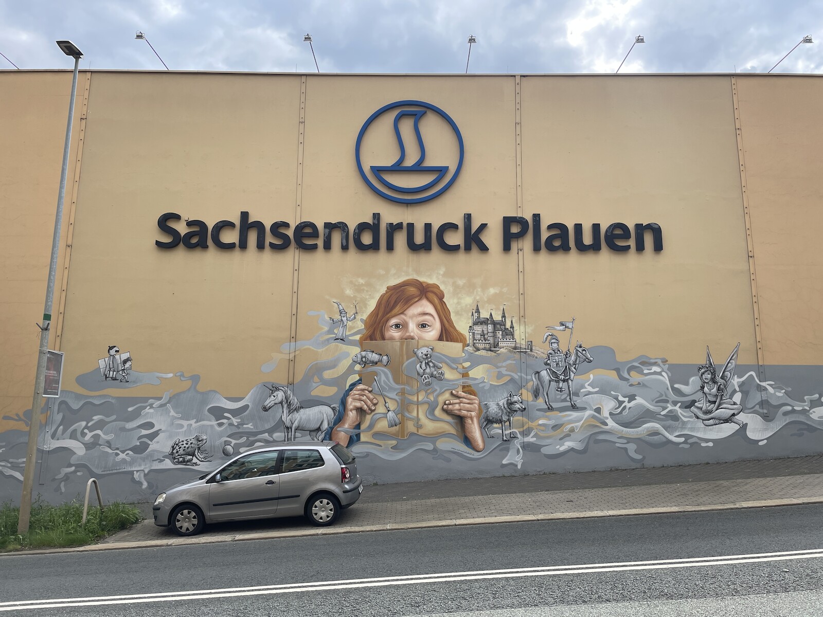 sachsendruck_plauen_lesendes_kind_mit_fantasie_moderne_fassadengestaltung.jpg
