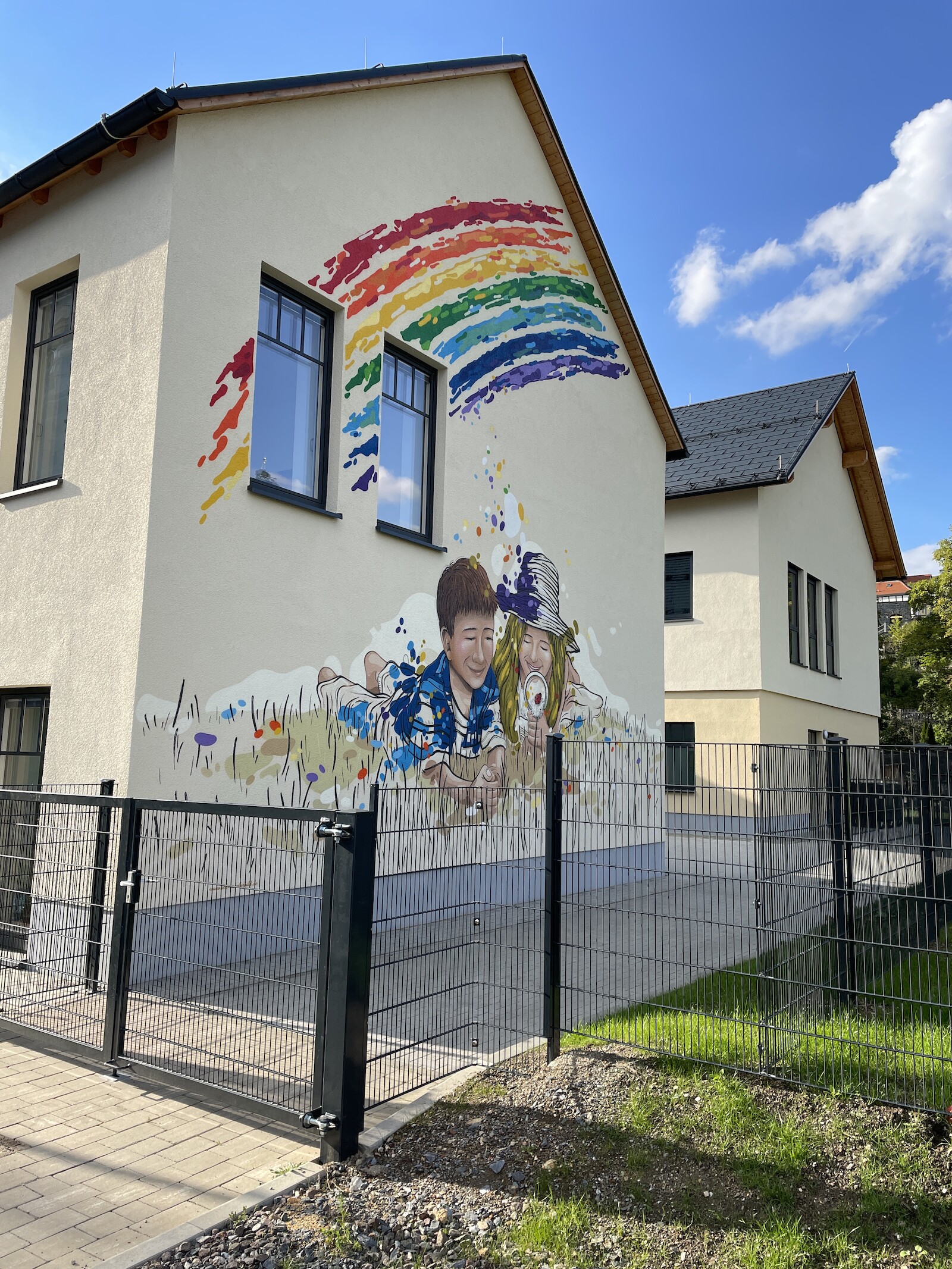 kindergarten_regenbogen_plauen_kinder_mit_lupe_fassade.jpg