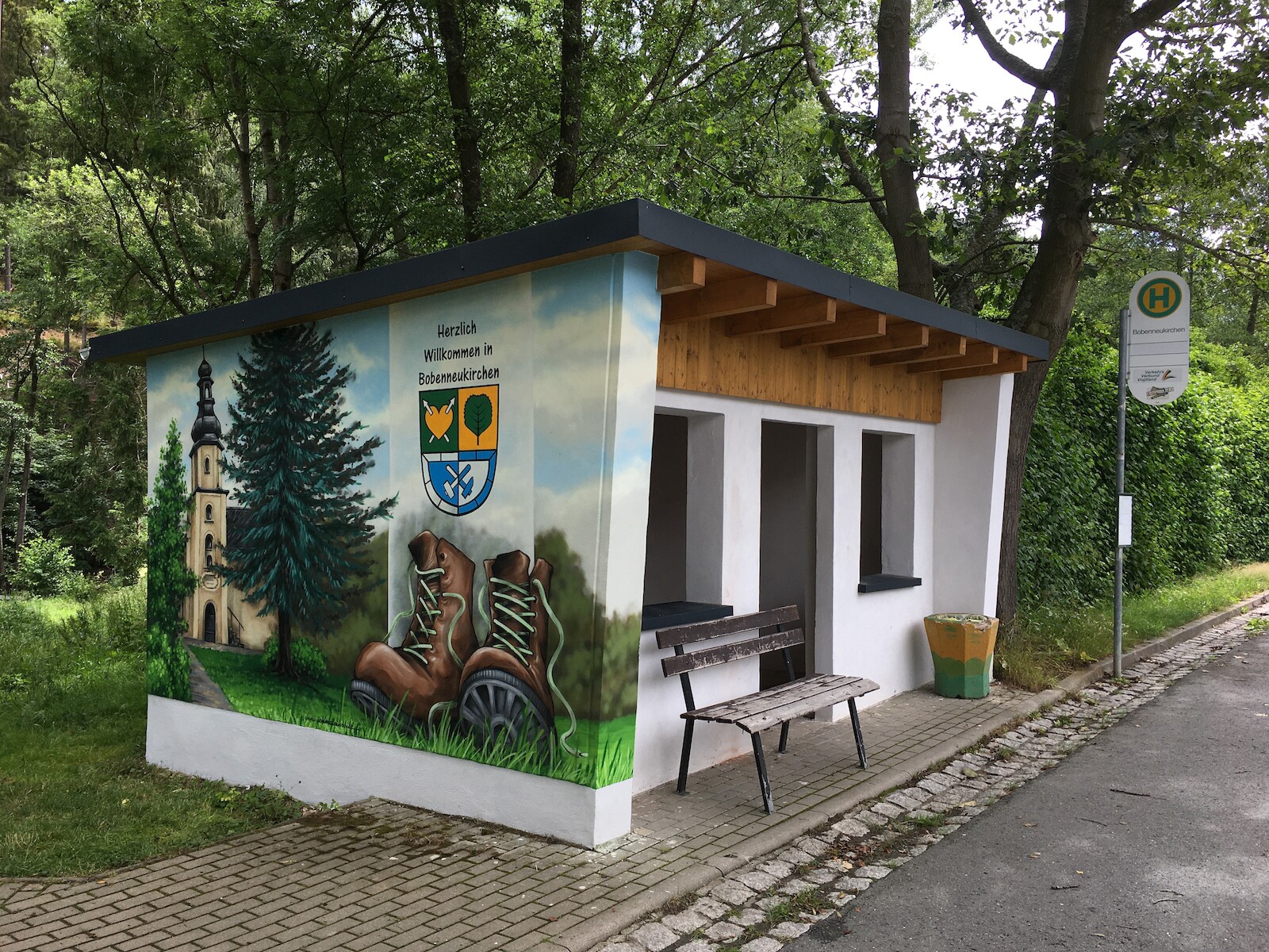 bobenneukirchen_bushaltestelle_wappen_und_wanderschuhe_fassadengestaltung.jpg